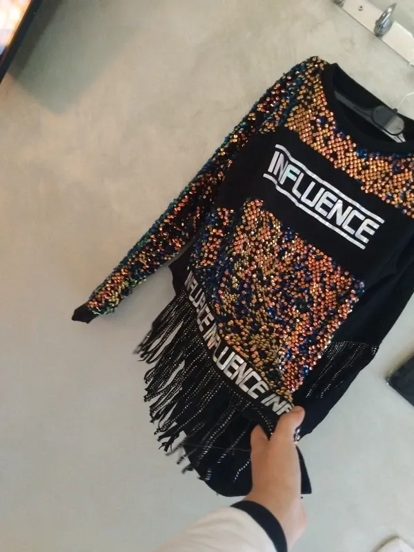 Felpa con paillettes e frange