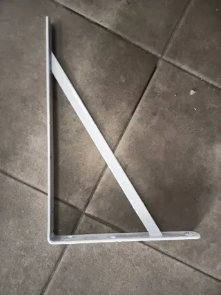 14 Escuadras metálicas resistentes