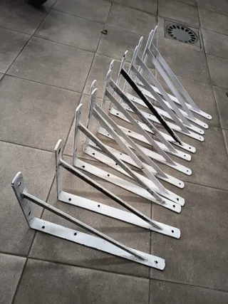 14 Escuadras metálicas resistentes