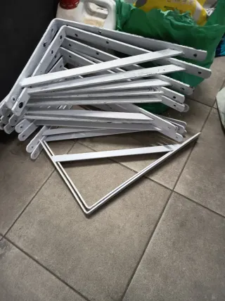 14 Escuadras metálicas resistentes