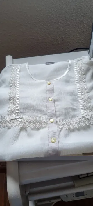Camisón blanco con encaje y botones