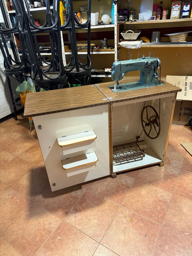 Máquina de coser REFREY con mueble