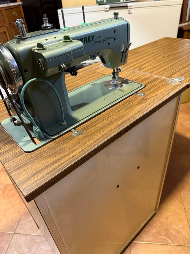 Máquina de coser REFREY con mueble