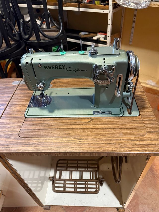 Máquina de coser REFREY con mueble