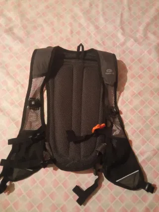 Mochila Kalenji gris y roja