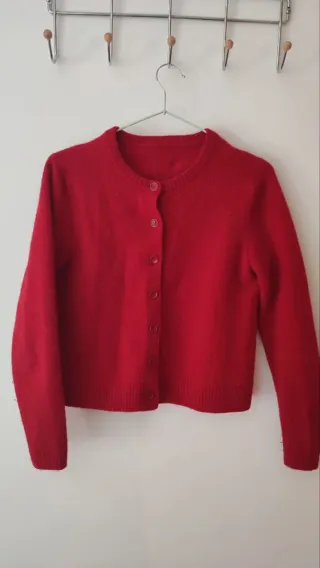 Cárdigan de lana rojo abotonado