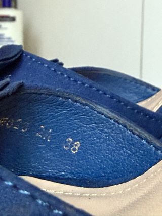 Zapatos de tacón azul con lazo