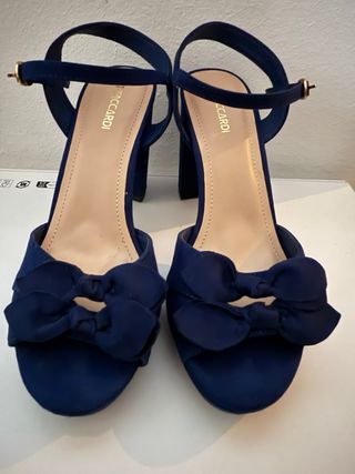Zapatos de tacón azul con lazo