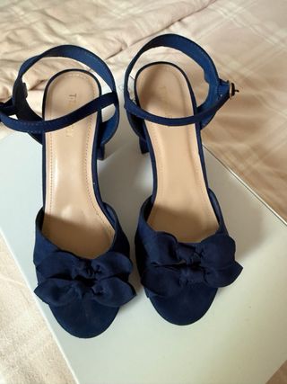 Zapatos de tacón azul con lazo