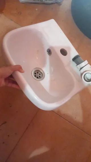 Lavabo pequeño blanco sin usar