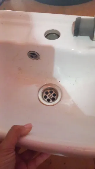 Lavabo pequeño blanco sin usar