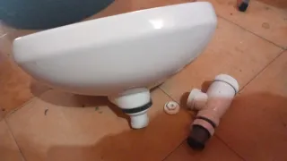 Lavabo pequeño blanco sin usar