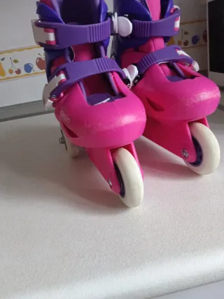 Patines con protecciones.