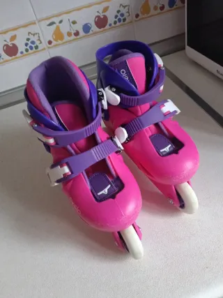 Patines con protecciones.