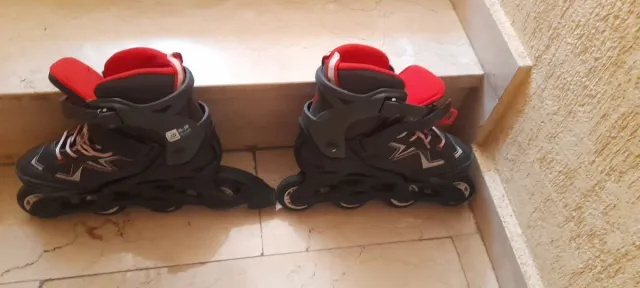 Patines en línea negros y rojos