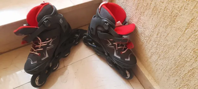 Patines en línea negros y rojos