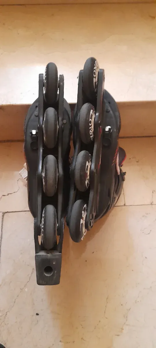 Patines en línea negros y rojos