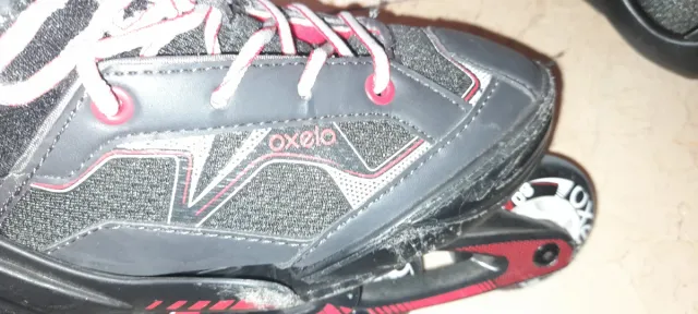 Patines en línea negros y rojos