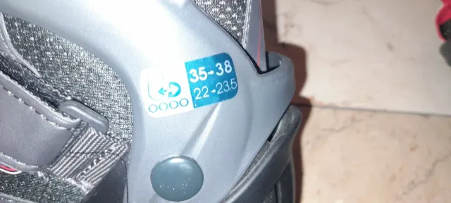 Patines en línea negros y rojos