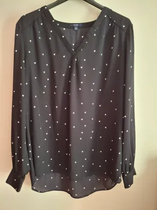 Blusa negra con triángulos blancos