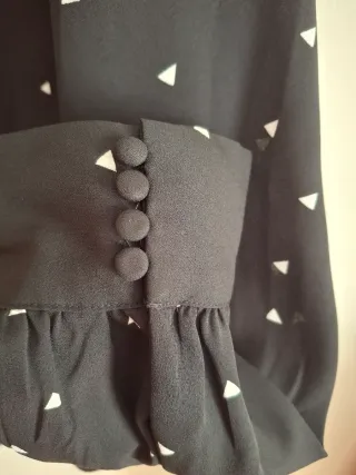 Blusa negra con triángulos blancos