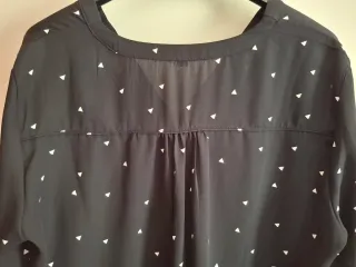 Blusa negra con triángulos blancos