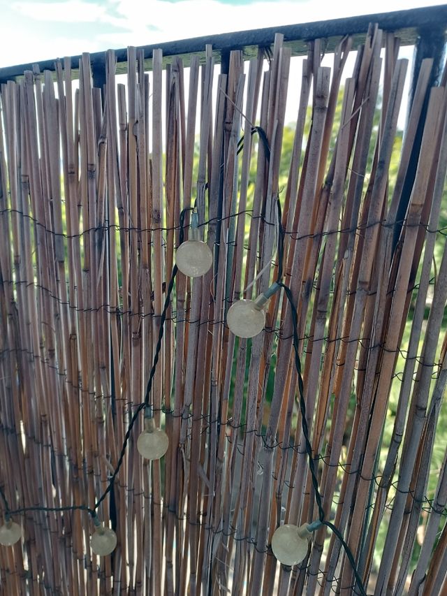 Cañizo para balcón con luces con placa solar