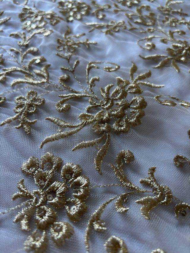 Juego de Manteletas Doradas y Blancas