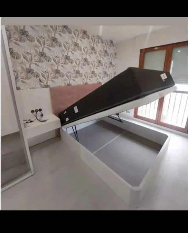 Divano letto con ampio spazio di archiviazione