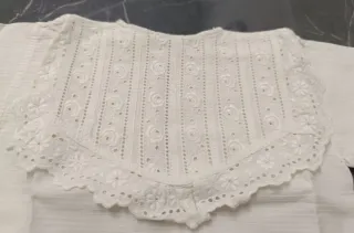 Camicetta neonata bianca in cotone con pizzo