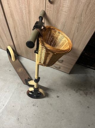 Patinete con cesta de mimbre