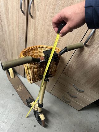 Patinete con cesta de mimbre