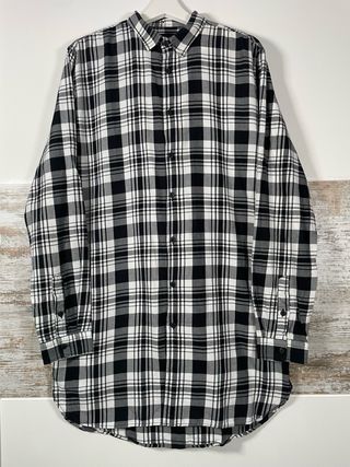 Camisa de cuadros blanca y negra