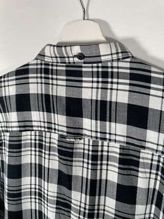 Camisa de cuadros blanca y negra