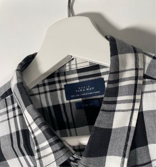 Camisa de cuadros blanca y negra