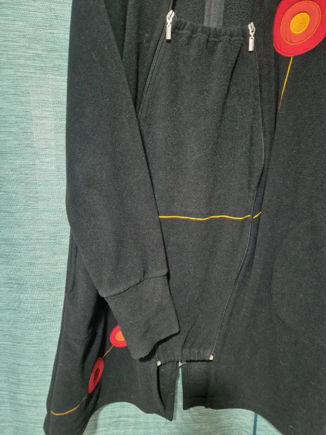 Abrigo de porteo negro con detalles rojos