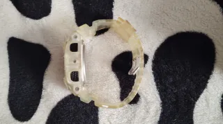 Reloj Casio G-Shock 200m WR Dorado y Blanco