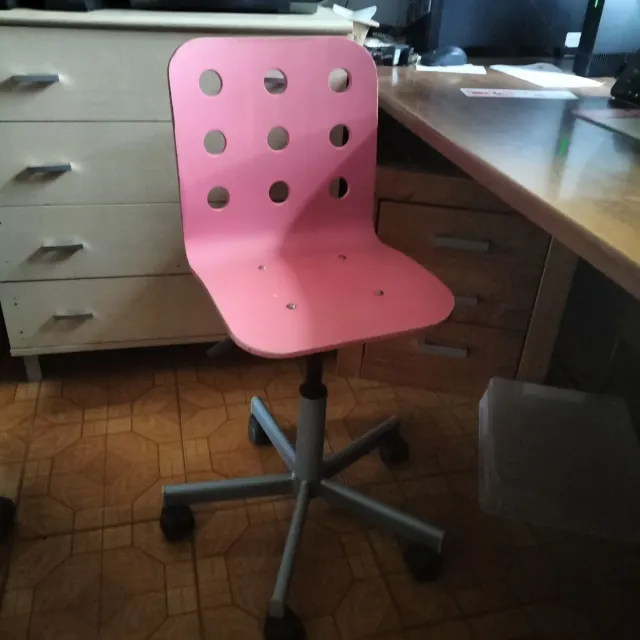 Silla de escritorio rosa con ruedas