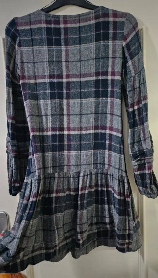 Vestido lana volantes gris y rojo