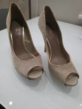 Zapatos de tacón Zara dorados peep toe