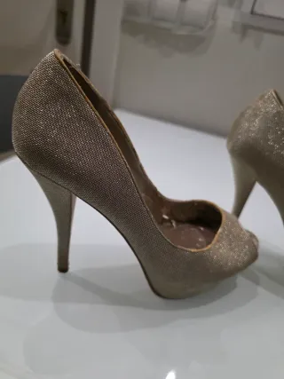Zapatos de tacón Zara dorados peep toe
