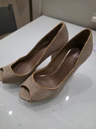 Zapatos de tacón Zara dorados peep toe