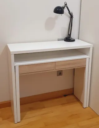 Mesa auxiliar extensible con 2 cajones.