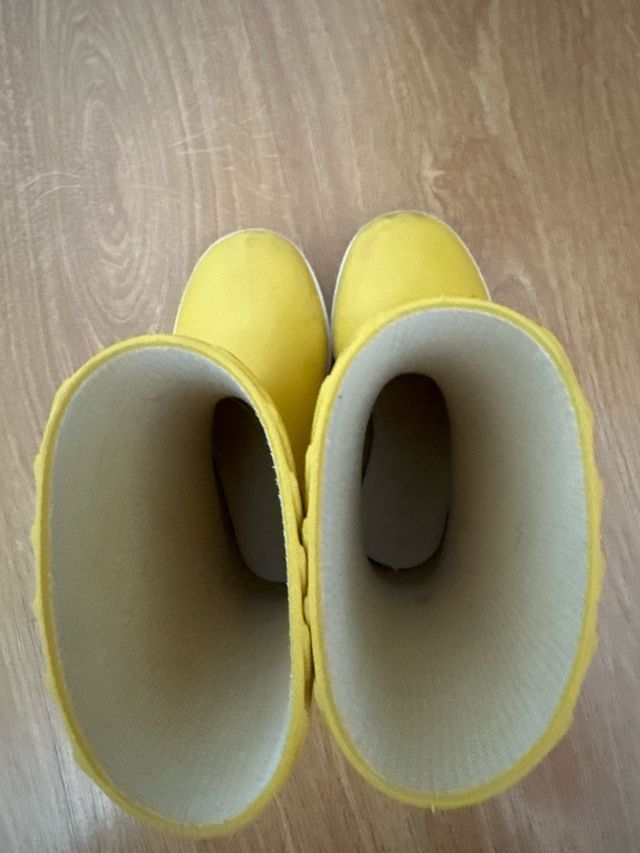 Botas de agua amarillas