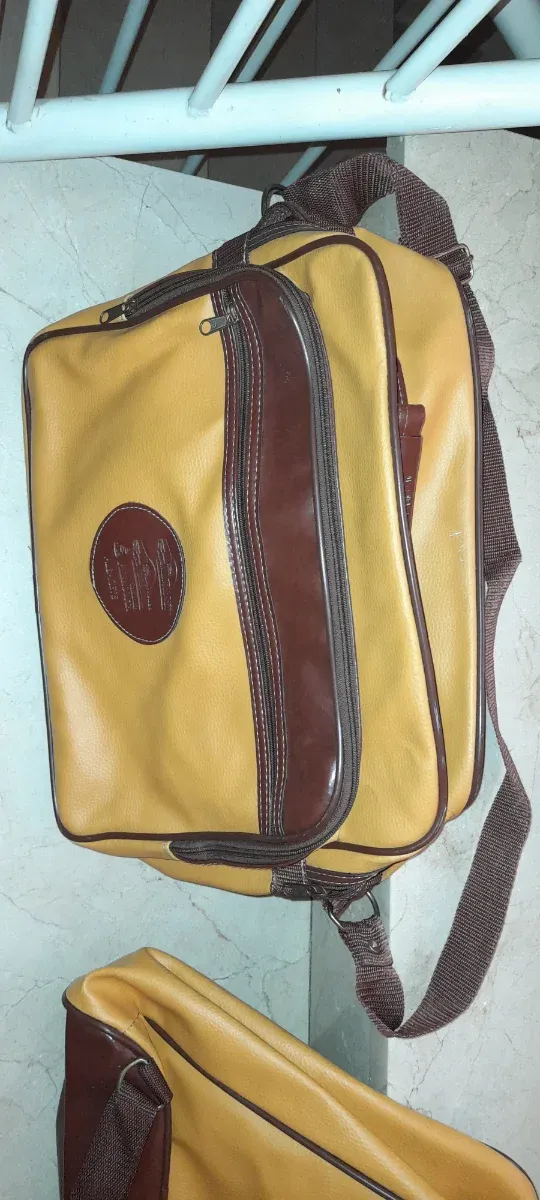 Bolso de viaje vintage amarillo y marrón