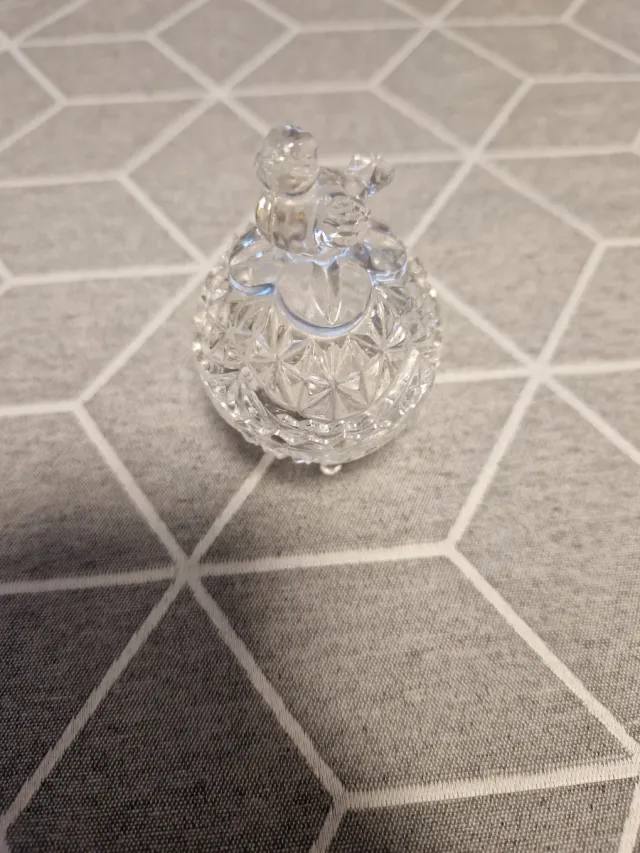 Caja de cristal decorada