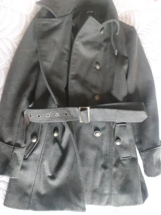 Abrigo verde caqui con cinturón