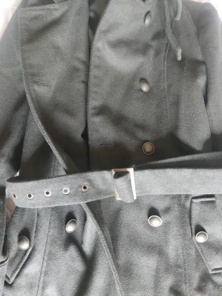 Abrigo verde caqui con cinturón