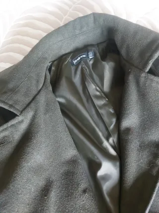 Abrigo verde caqui con cinturón