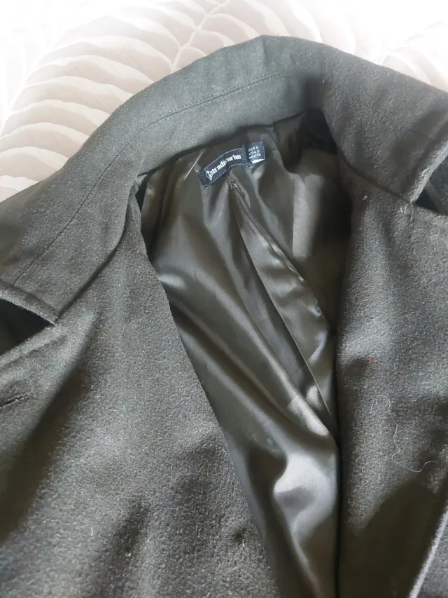 Abrigo verde caqui con cinturón